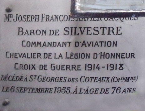 Plaque funéraire de Jacques de SilvestreCette plaque est à l'intérieur du caveau.