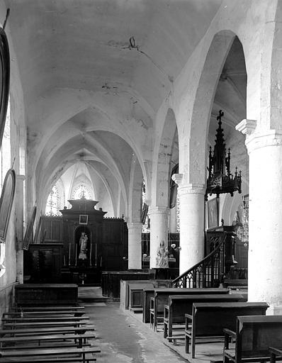 La Chaire vue de la nef nordÉglise de Jouy-le-Châtel - Repères P4Un inventaire de 1905 fait apparaître la chaire - aujourd'hui disparue - comme un don de la famille Silvestre.