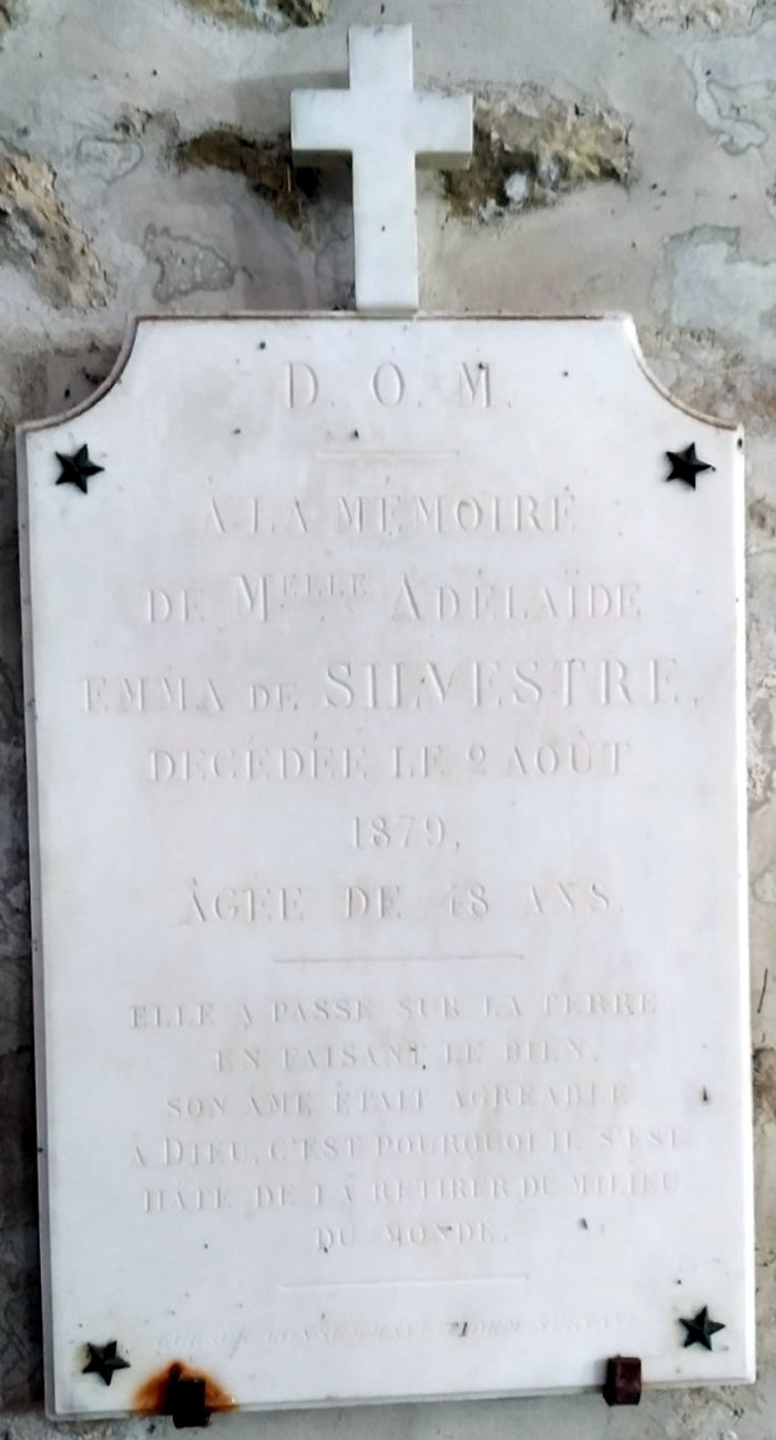 Plaque mortuaire de Adélaïde Emma de SilvestreÉglise de Jouy-le-Châtel - Repère P.Envoi de Isabelle DenantD.O.M[Deo optimo maximo : à Dieu très bon, très grand])A la mémoire deMademoiselle AdélaïdeEmma de SilvestreDécédée le 9 aout1879Agée de 48 ansElle a passé sur la terreEn faisant le bienSon âme était agréable à DieuC’est pourquoi il s’esthâté de la retirer du milieudu mondecursum consumavi et fidem servavi[j’ai achevé ma course, j’ai gardé la foi]Les plaques ont été déplacées; Sur le côté droit de la Vierge de Pitié, on distingue la trace d’une plaque surmontée d’une croix