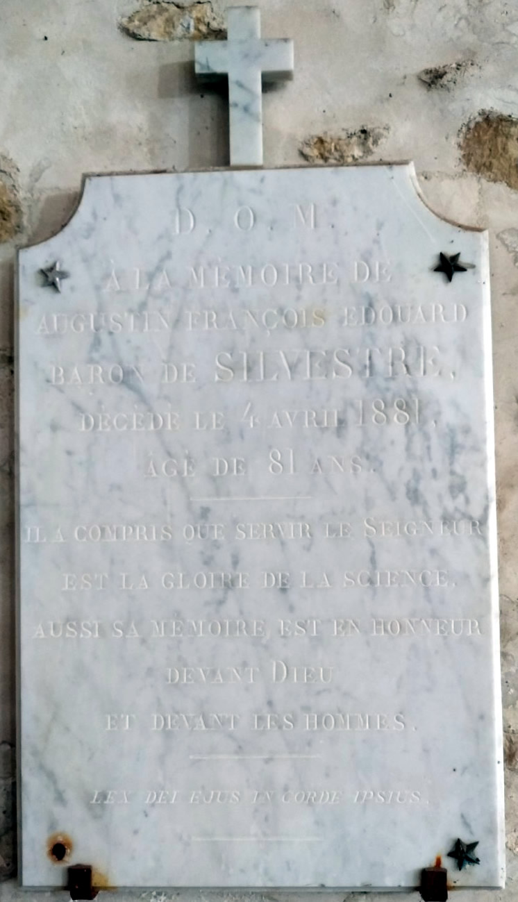 Plaque mortuaire de Édouard de SilvestreÉglise de Jouy-le-Châtel - Repère P.Envoi de Isabelle DenantD.O.M[Deo optimo maximo : à Dieu très bon, très grand])A la mémoire deAugustin François ÉdouardBaron de SilvestreDécédé le 4 avril 1881âgé de 81 ansIl a compris que servir le Seigneurest la gloire de la scienceaussi sa mémoire est en honneurdevant Dieuet devant les hommesLex Dei ejus in corde ipsus[La loi de son Dieu est dans son cœur]Les plaques ont été déplacées; Sur le côté droit de la Vierge de Pitié, on distingue la trace d’une plaque surmontée d’une croix