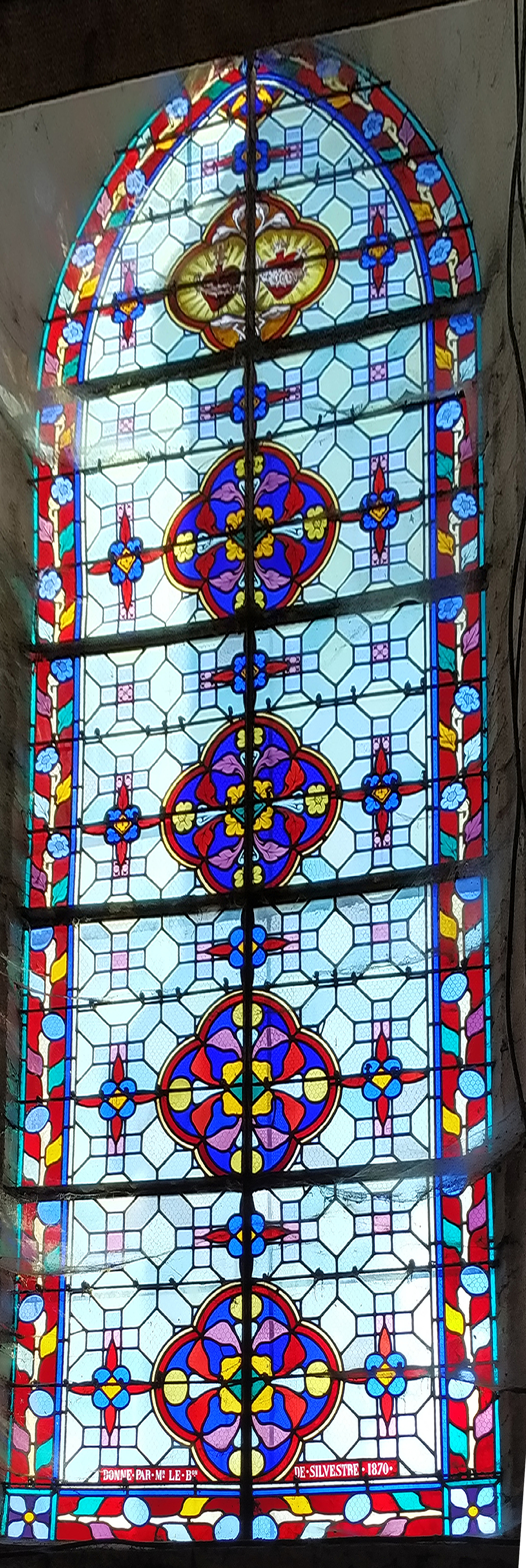 Vitrail aux Sacré-CoeursÉglise de Jouy-le-Châtel - Repère 5Donné par Mr le Bon de Silvestre - 1870