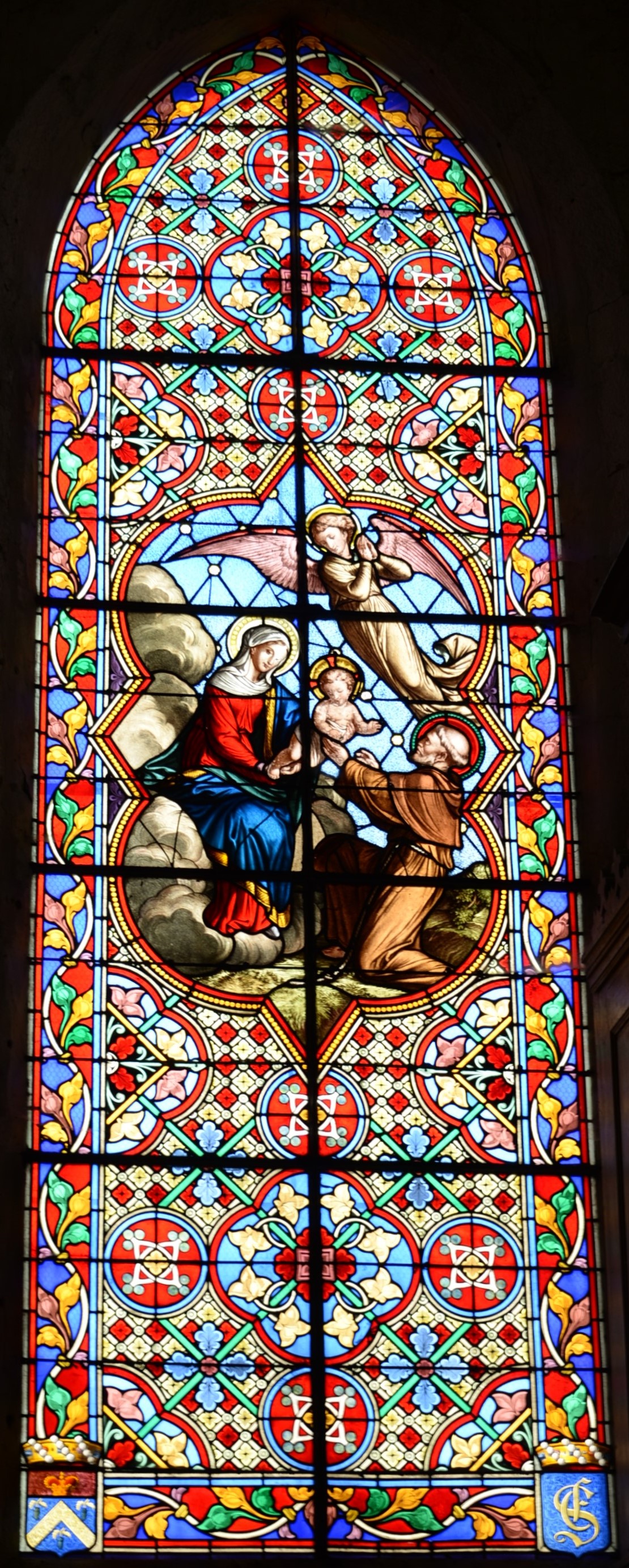 Vitrail Vierge à l'enfant et saint FrançoisÉglise de Jouy-le-Châtel - Repère 9Don de Édouard de SilvestreOn remarquera les armes de la famille en bas à gauche et les initiales S (Silvestre) entrelacé d'un E (Édouard et Emma) et d'un F (Franz et Fanny) en bas à droite.Marie-Fanny, Adélaïde-Emma et Franz sont les trois enfants d'Édouard.Vitrail dédié à Franz.