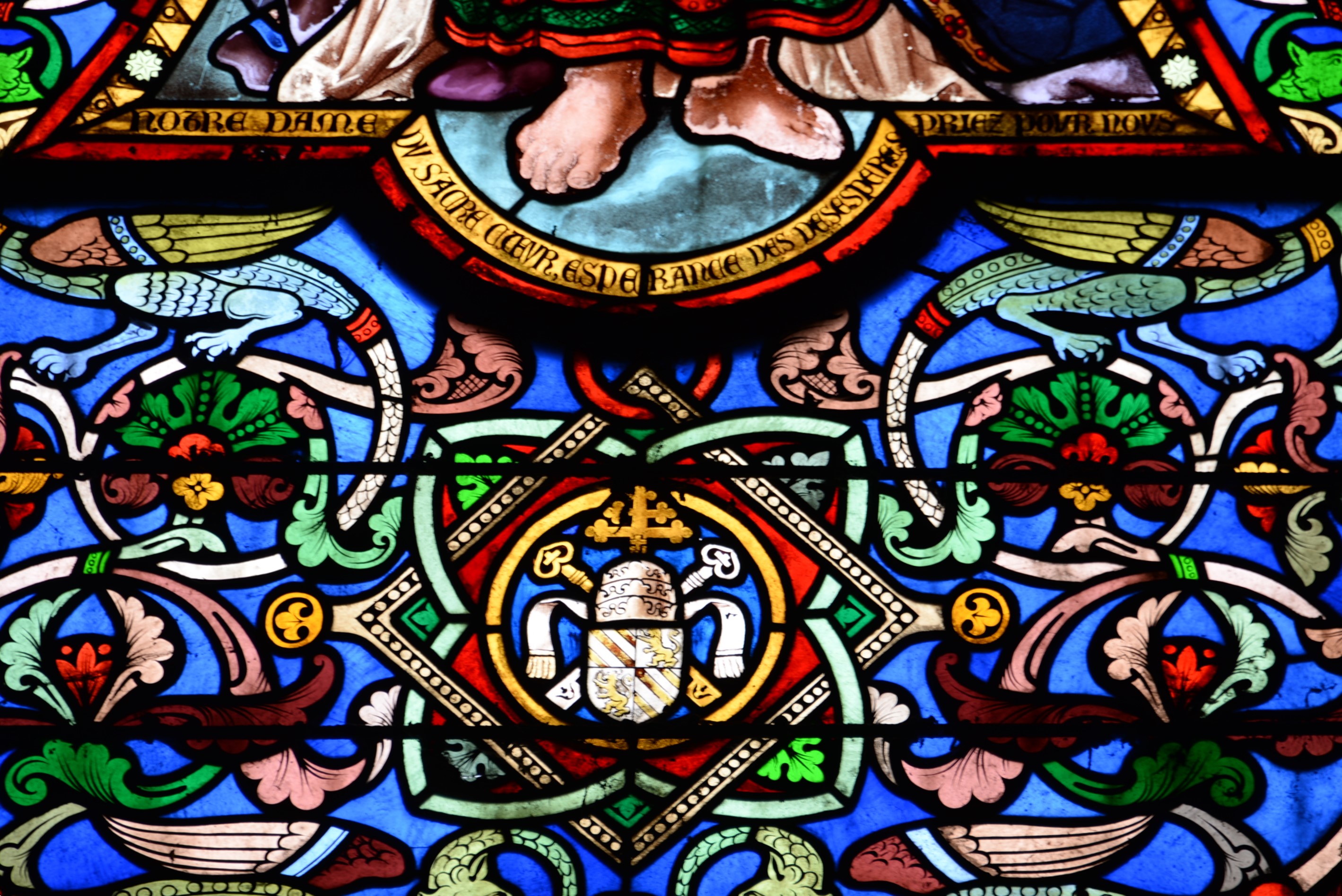 Notre-Dame du Sacré-CœurDétail sur les armes de Pie IX et les inscriptionsÉglise de Jouy-le-Châtel - Repère 19Don de Édouard de SilvestreAu pieds de la vierge on lit :Notre dame du sacré cœur, espérance des désespérés, priez pour nous.