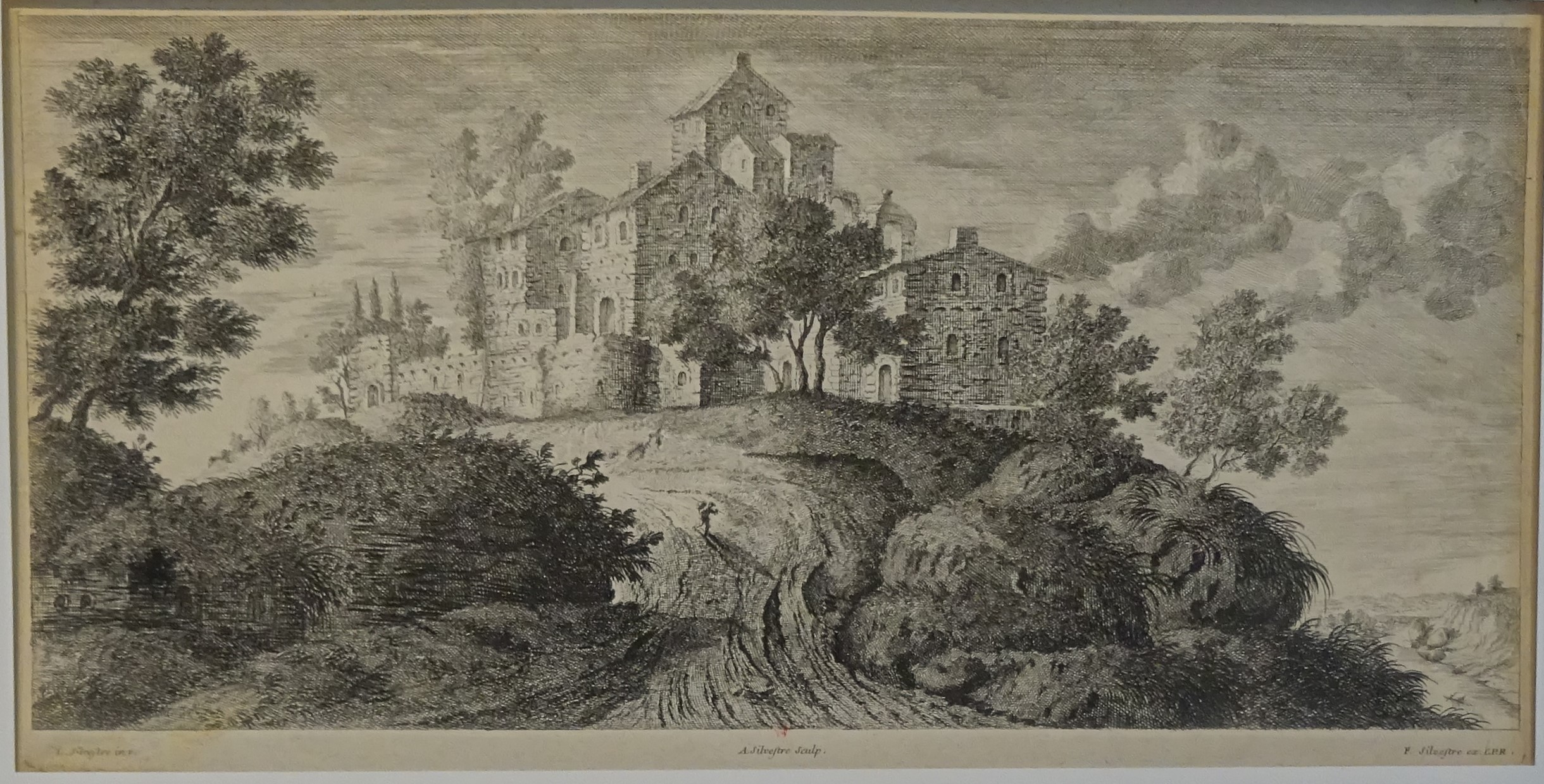 Village sur une colline auquel on accède par un chemin au centre