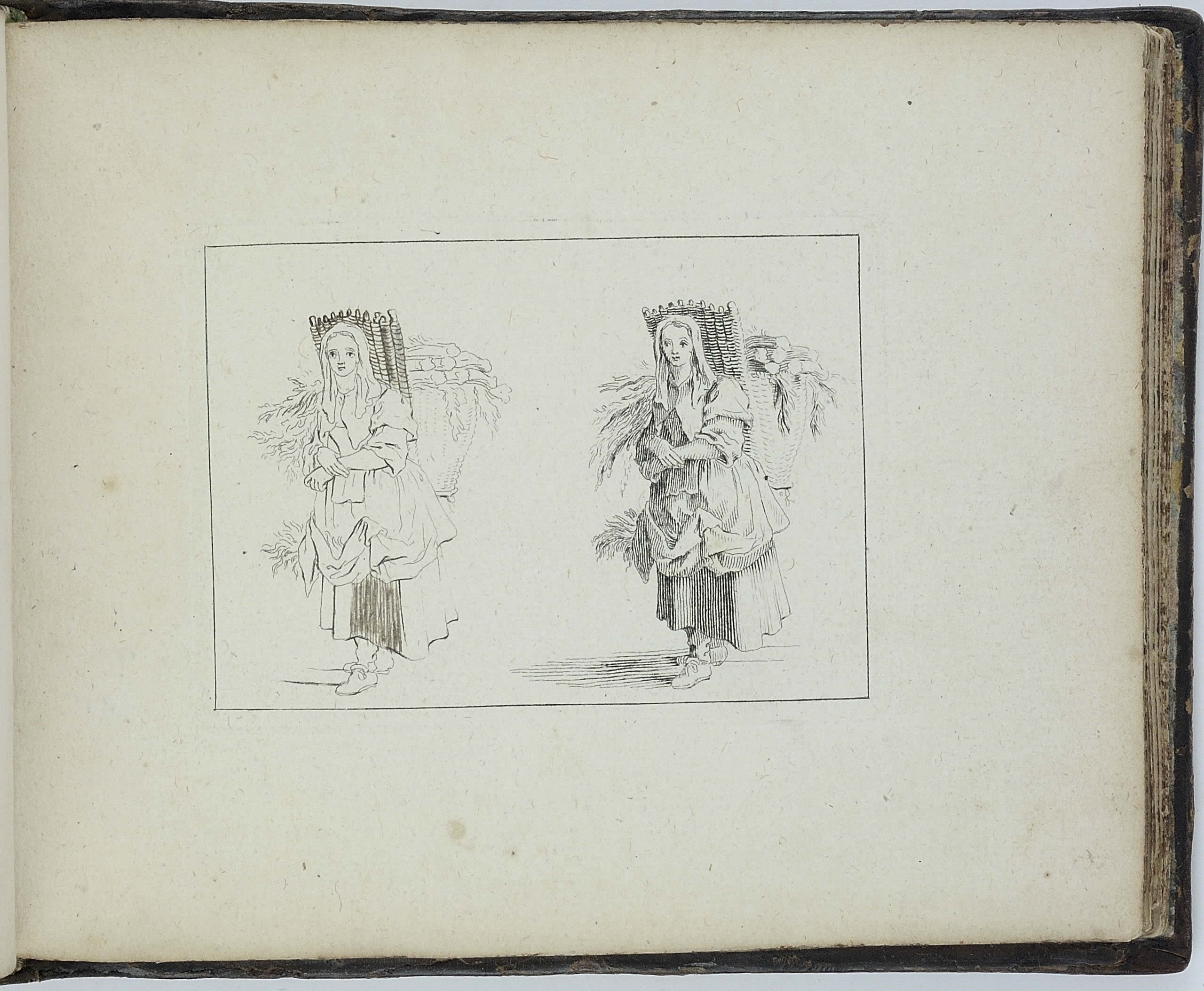 Femme portant un panier chargé sur le dos