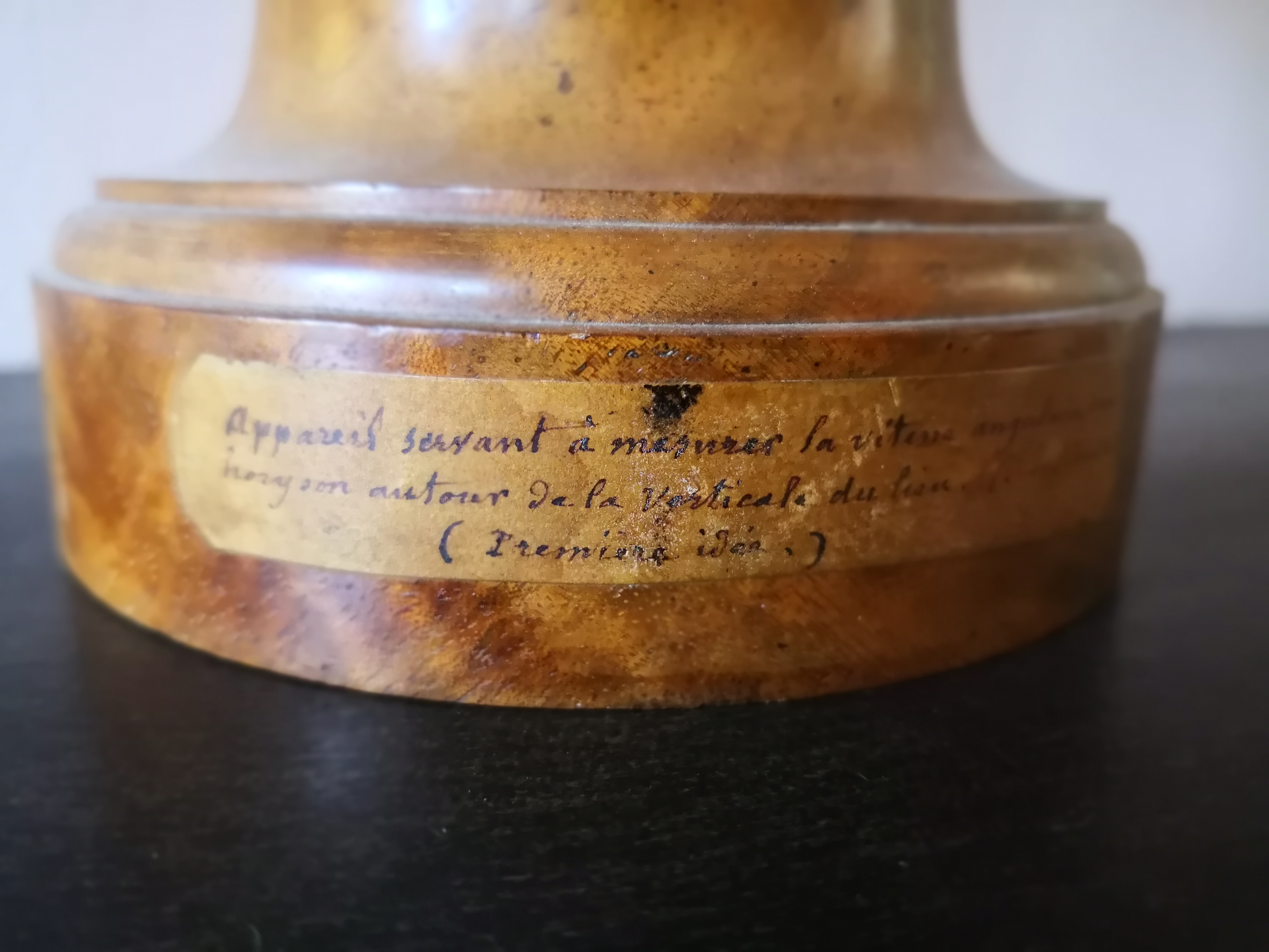 Version 1 de l'appareil propre à donner la vitesse angulaire : étiquetteEdouard de Silvestre 1851Il est écrit : Appareil propre à donner la vitesse angulaire d'un horizon quelconque autour de la verticale du lieu (première idée)