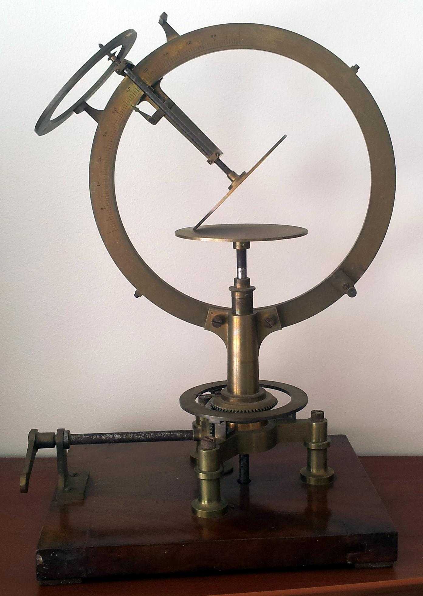 Version 2 de l'appareil propre à donner la vitesse angulaireEdouard de Silvestre 1851Sur l'anneau est gravé ; E. de silvestre invenit 1851 - Gustave Froment fecit