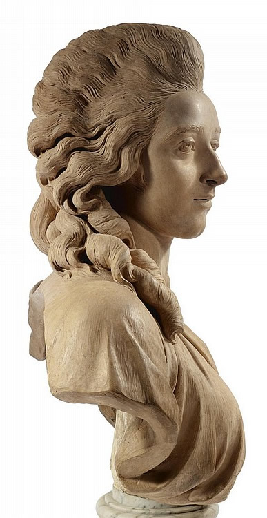 Buste de Anne-Charlotte de Silvestre, épouse Bonnard par Augustin Pajou vu de profil.